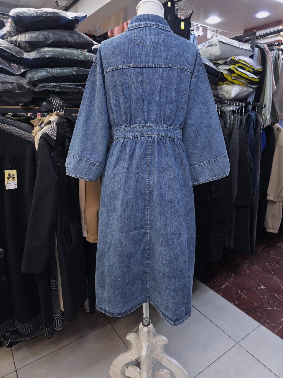 مانتو زنانه بلند پشت کش دوجیب جین آبی AV2766 سایزL