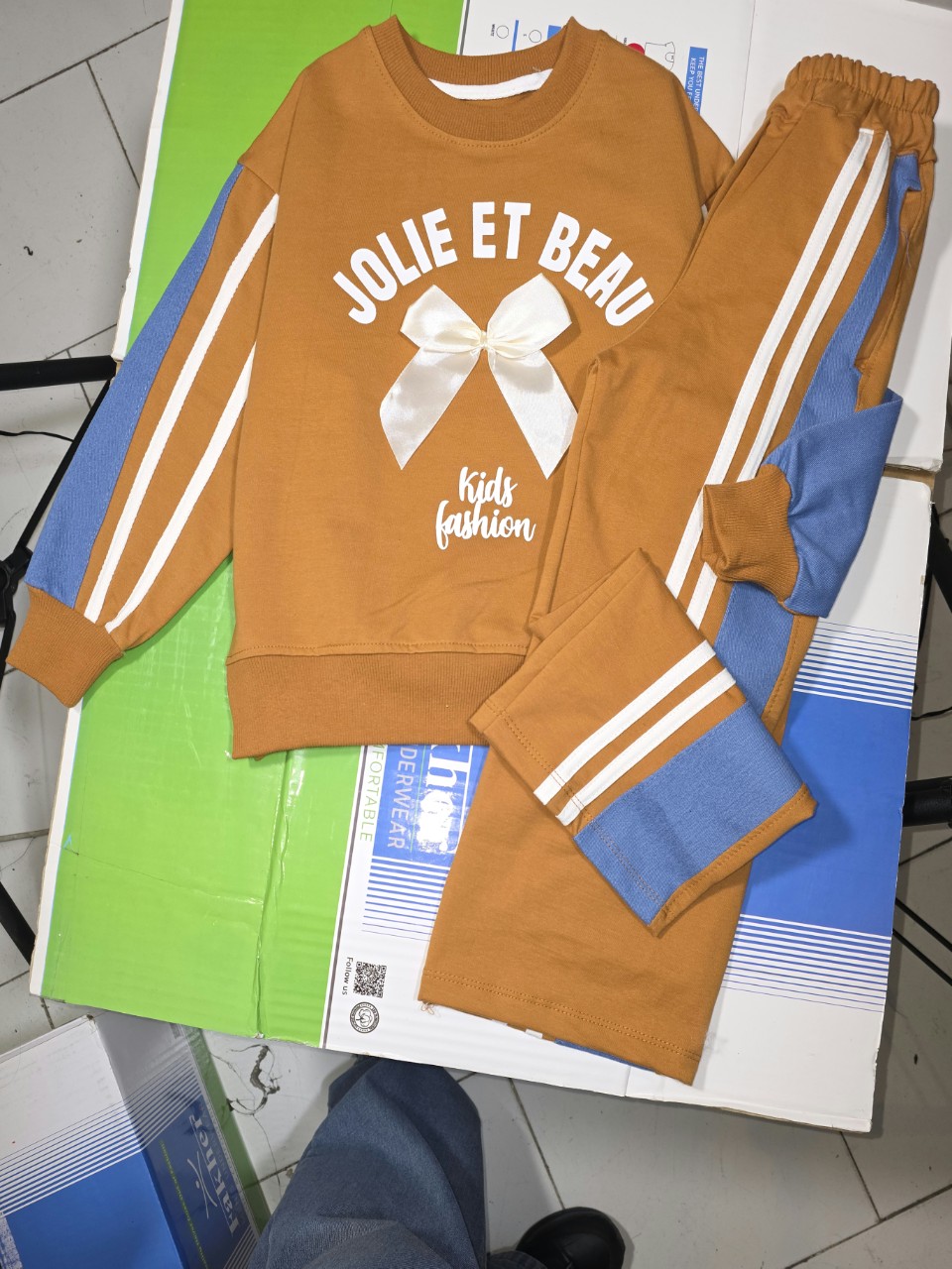 ست دخترانه بلوز شلوار دورس و جین قهوه ای CT1047 سایز45