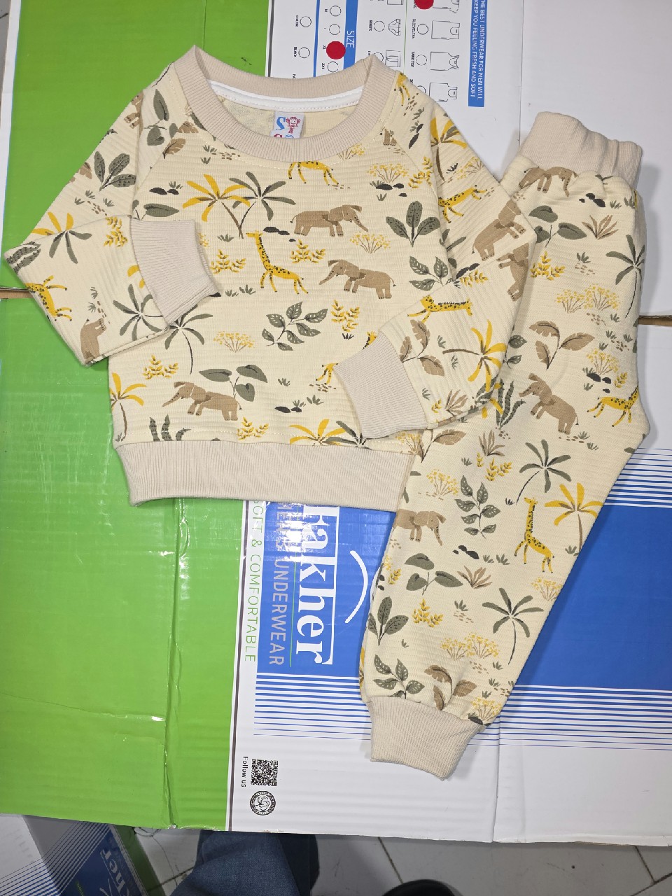 ست دخترانه بلوز شلوار طرحدار کرم AD3207 سایز35