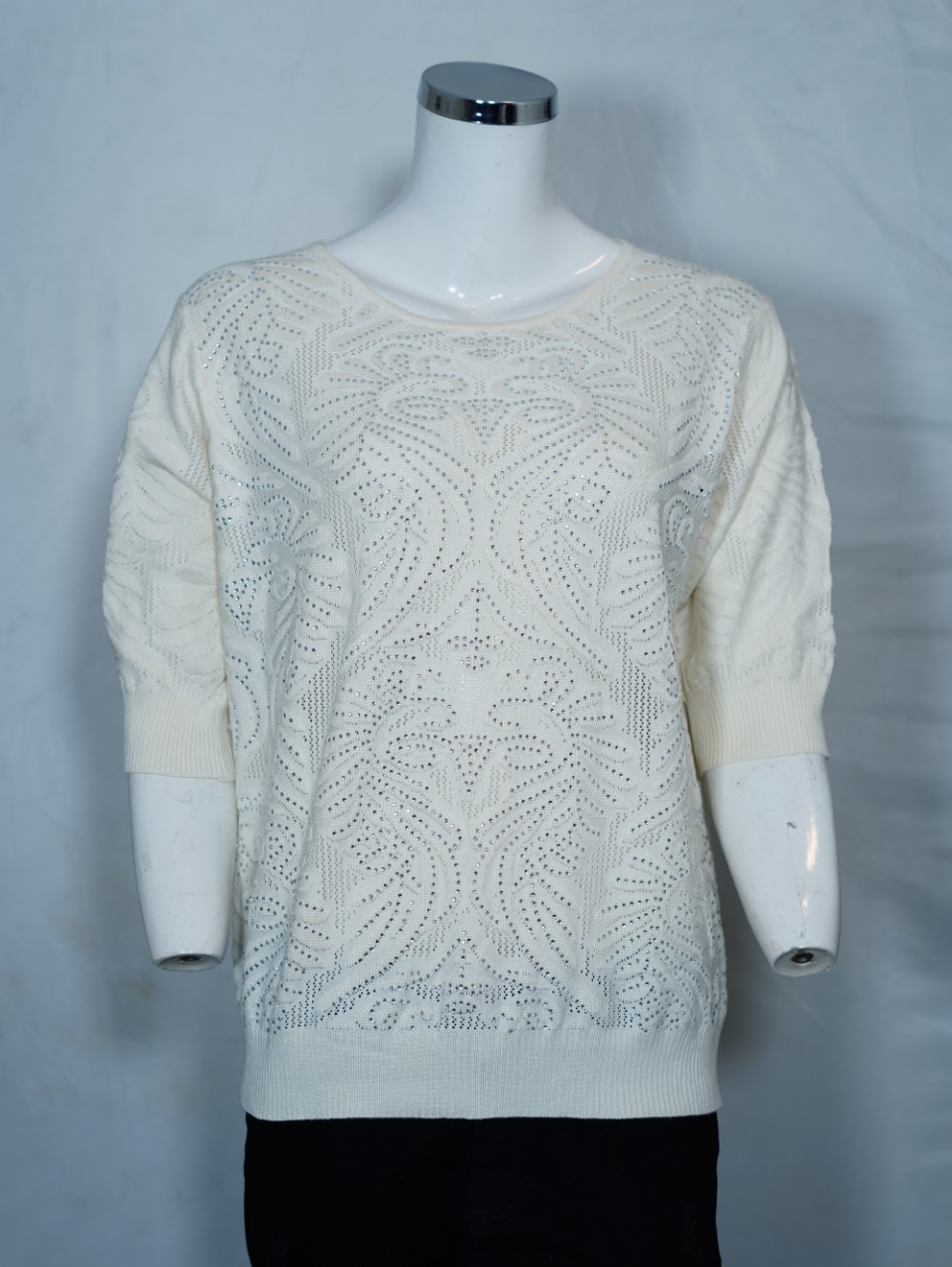 تیشرت زنانه یقه گرد نگین دار توری شیری DA7014