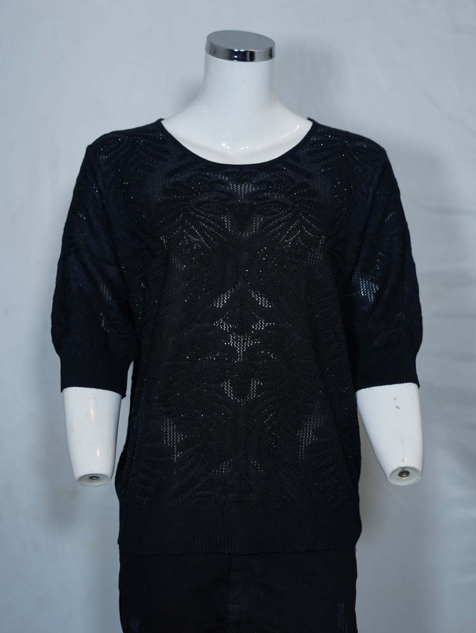 تیشرت زنانه یقه گرد نگین دار توری مشکی DA7014