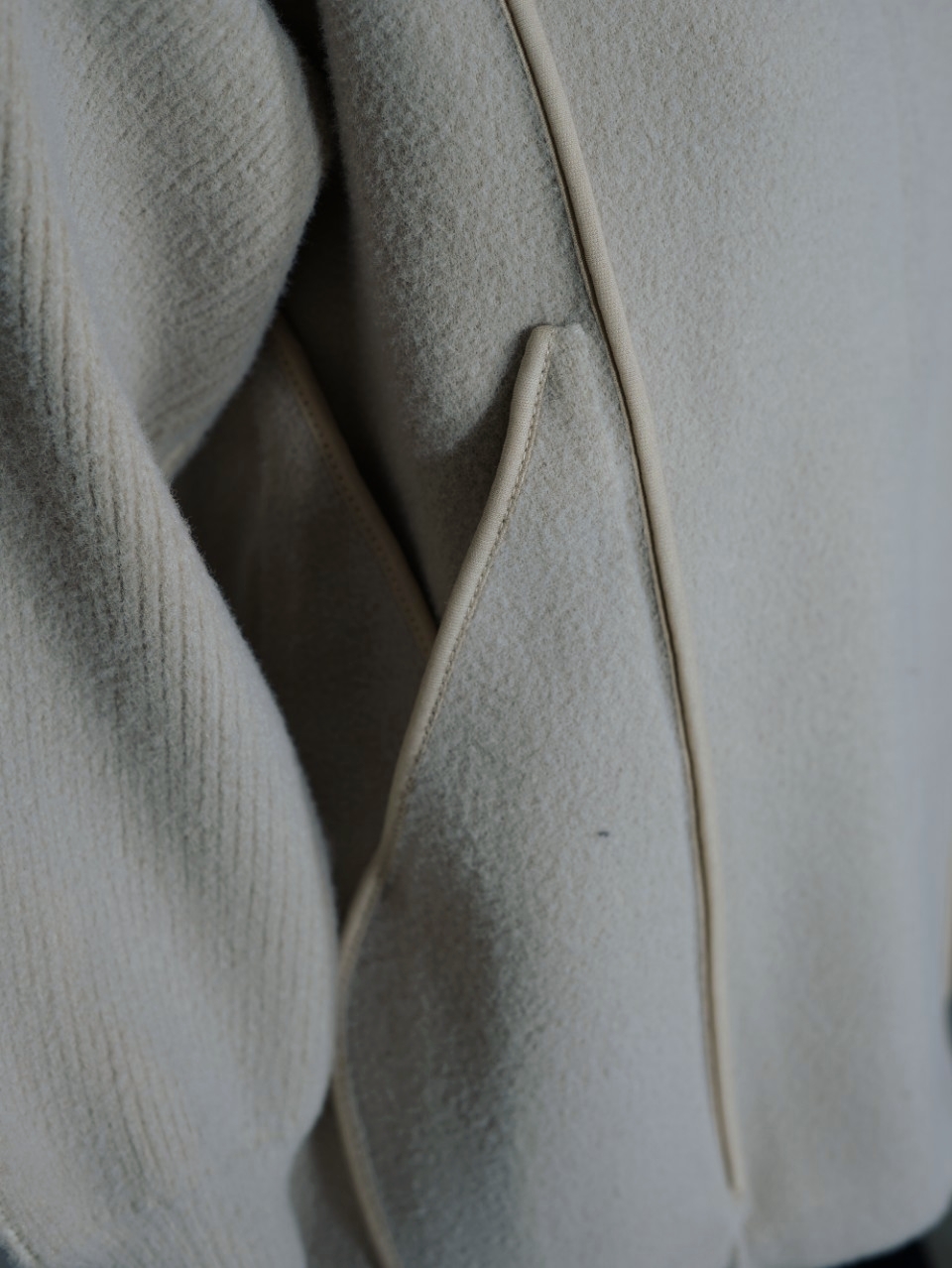 ژاکت زنانه زیپ دار مغزی دوزی جیبدار کرم DA8009