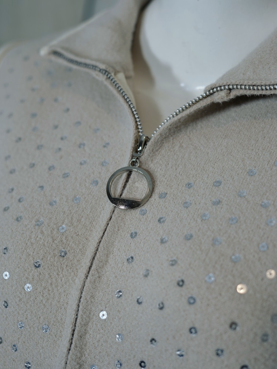 ژاکت زنانه زیپدار مغزی دوزی کرم DA8010